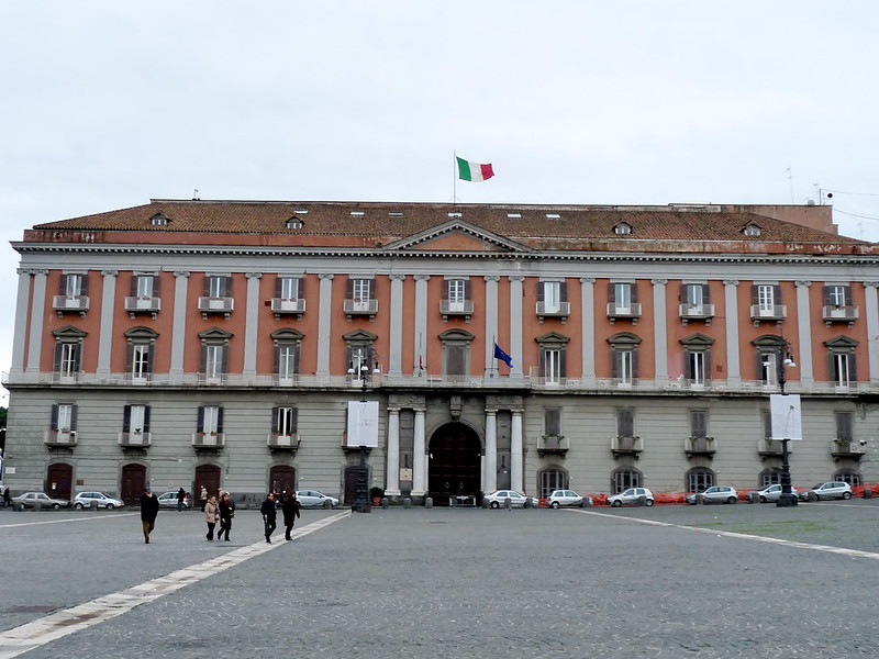 Дворец Салерно на площади Пьяцца-дель-Плебишито в Неаполе