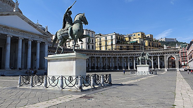 Памятники на площади Пьяцца-дель-Плебишито в Неаполе