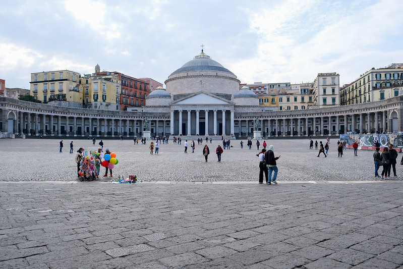 Туристы на площади Пьяцца-дель-Плебишито в Неаполе