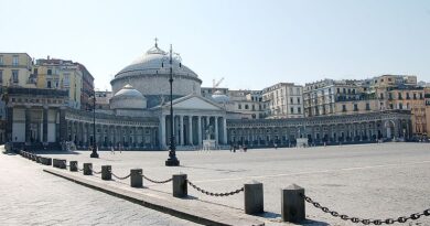 Площадь Пьяцца-дель-Плебишито в Неаполе