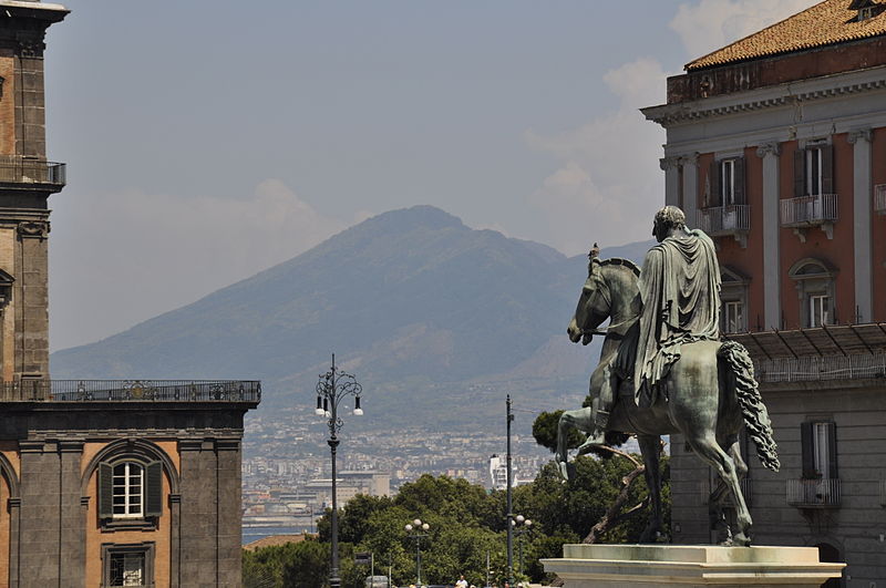 Вид с площади Пьяцца-дель-Плебишито в городе Неаполь