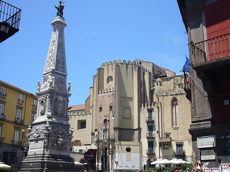 Обелиск перед церковью Сан-Доменико-Маджоре в Неаполе