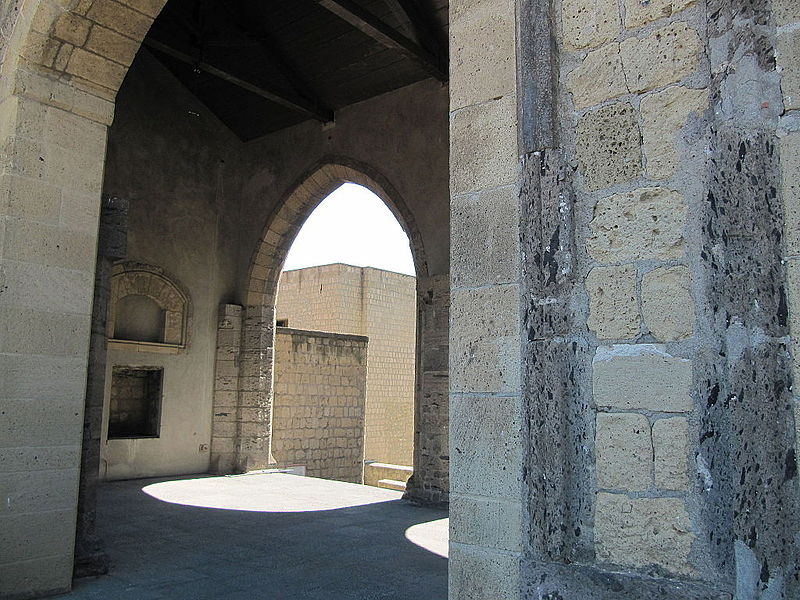 Внутренний интерьер в замке Кастель-дель-Ово в Неаполе