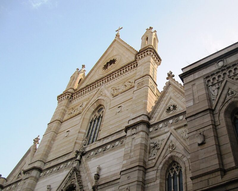 Фасад Кафедрального собора святого Януария в Неаполе
