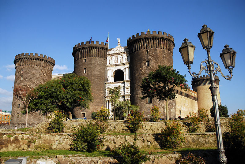 Старинный замок Кастель-Нуово в Неаполе