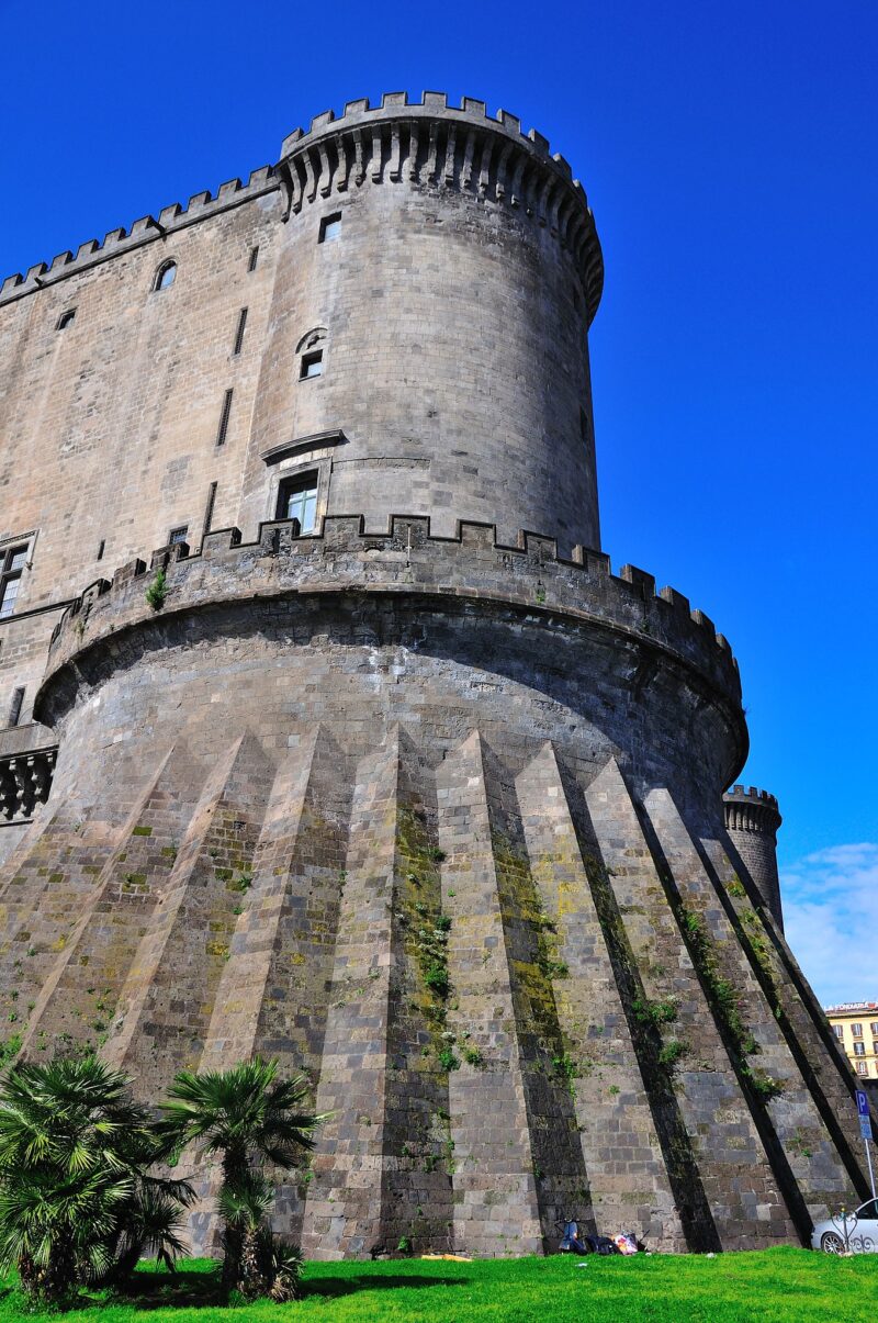 Одна из башен в замке Кастель-Нуово в Неаполе