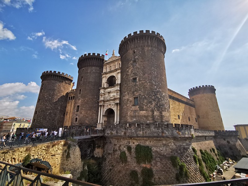 Посещение замка Кастель-Нуово в Неаполе