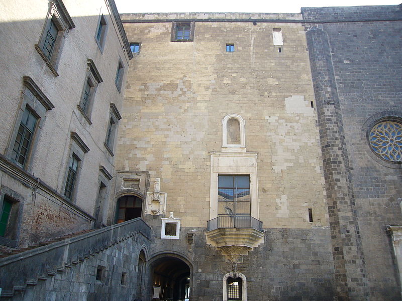 Прогулка по старинному замку Кастель-Нуово в Неаполе