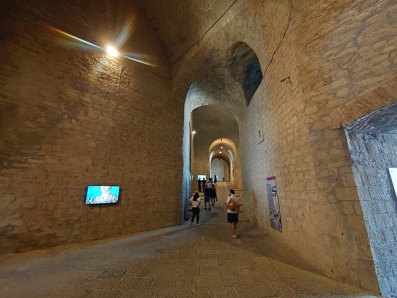 Туристы в замке Сант-Эльмо в городе Неаполь