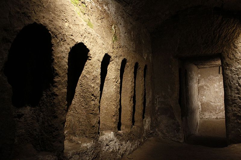 Старинные катакомбы Сан-Гаудиозо в Неаполе