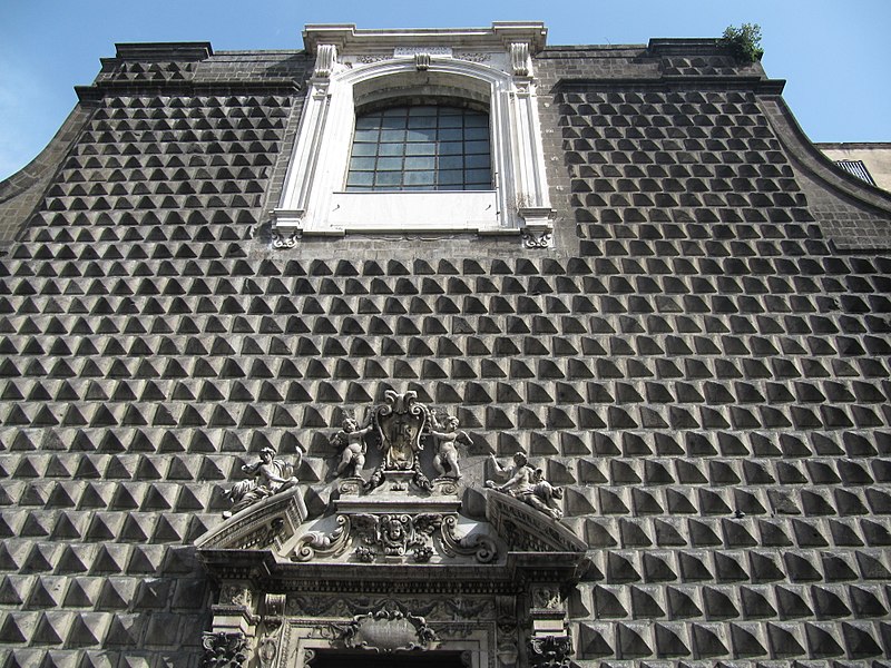 Фасад церкви Джезу Нуово в Неаполе
