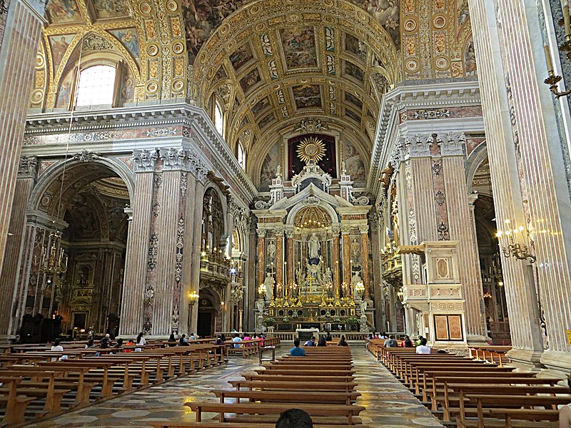 Старинная церковь Джезу Нуово в Неаполе