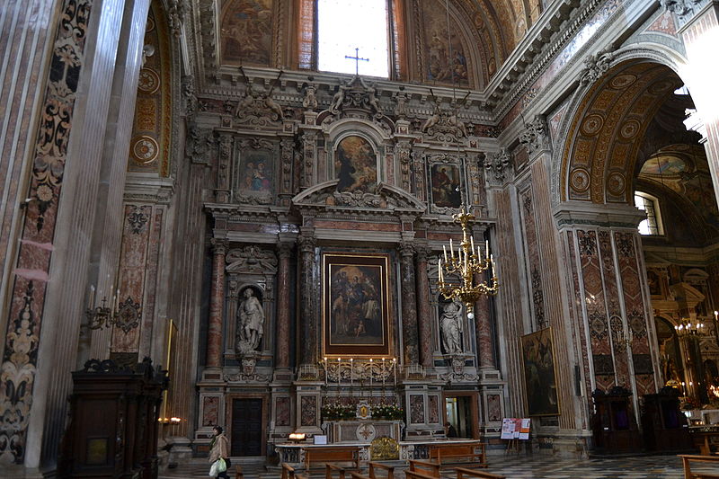 Алтарь в церкви Джезу Нуово в Неаполе