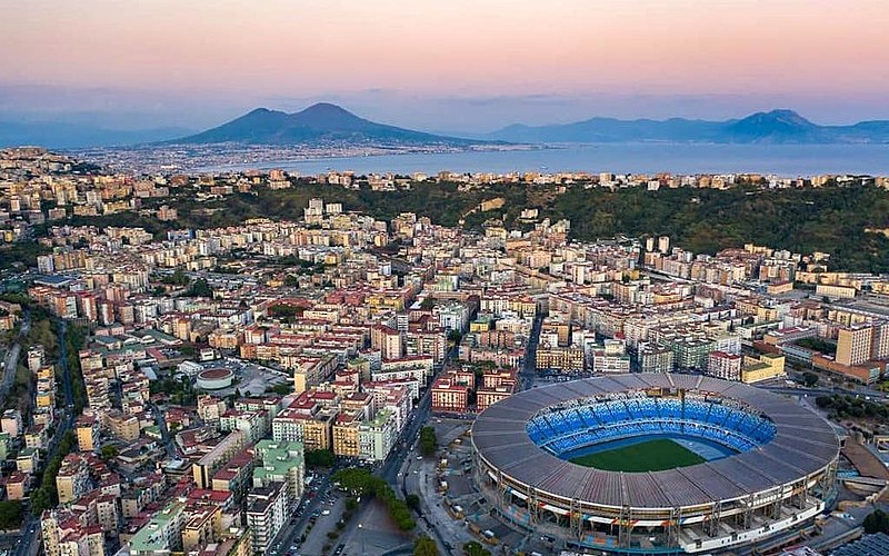 Вид сверху на футбольный стадион в Неаполе