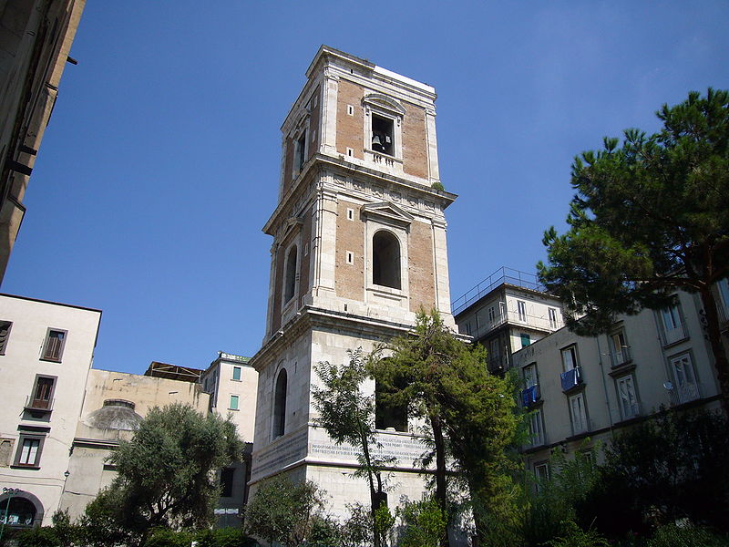Колокольня в церкви Санта-Кьяра в Неаполе