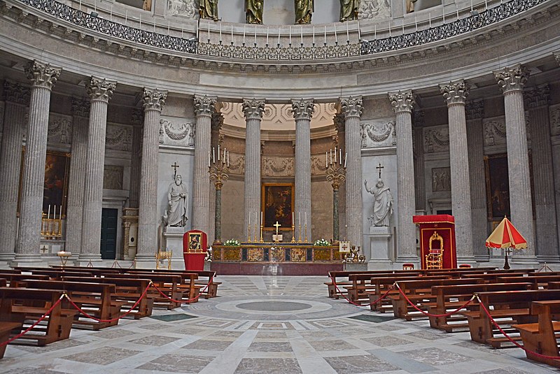Посещение церкви Сан-Франческо ди Паола в Неаполе