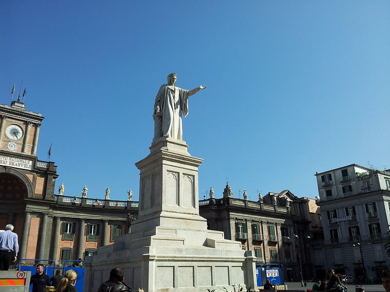 Статуя Данте Алигьери на площади в Неаполе