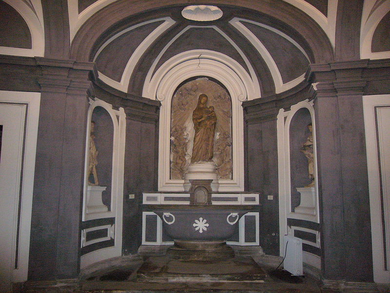 Скульптура Мадонны в церкви Santissima Annunziata Maggiore в Неаполе