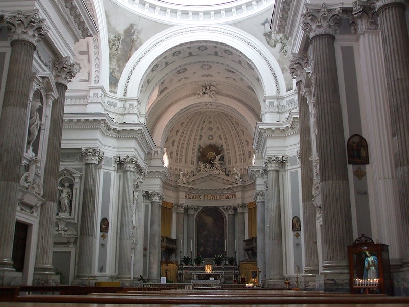 Алтарь в церкви Santissima Annunziata Maggiore в Неаполе