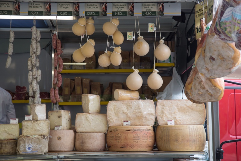 Продажа сыра Качокавалло в Италии