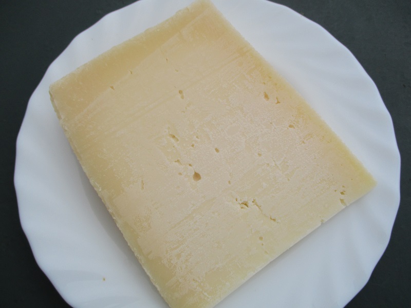 Кусочек итальянского сыра Азиаго