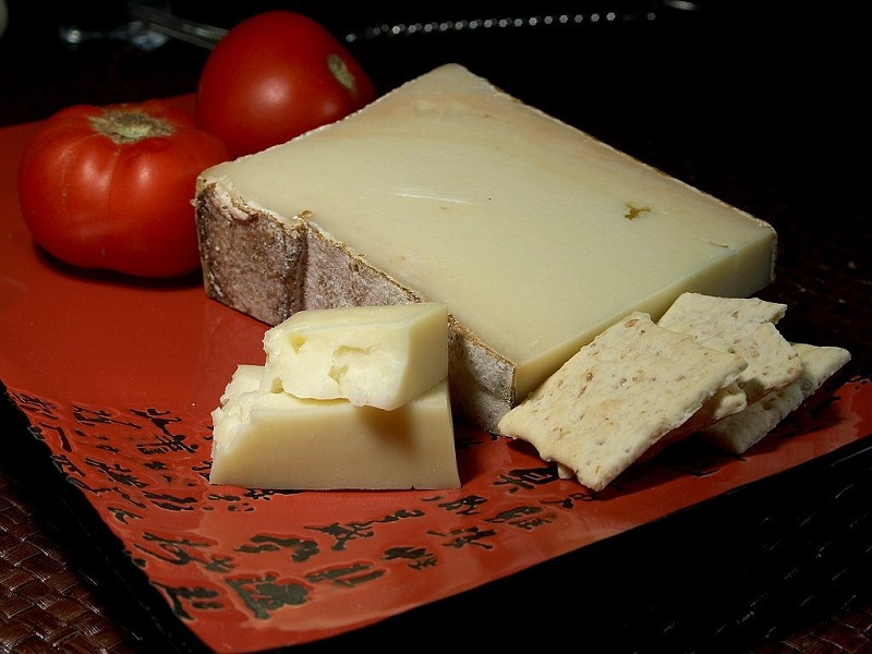 Кусок итальянского сыра Фонтина
